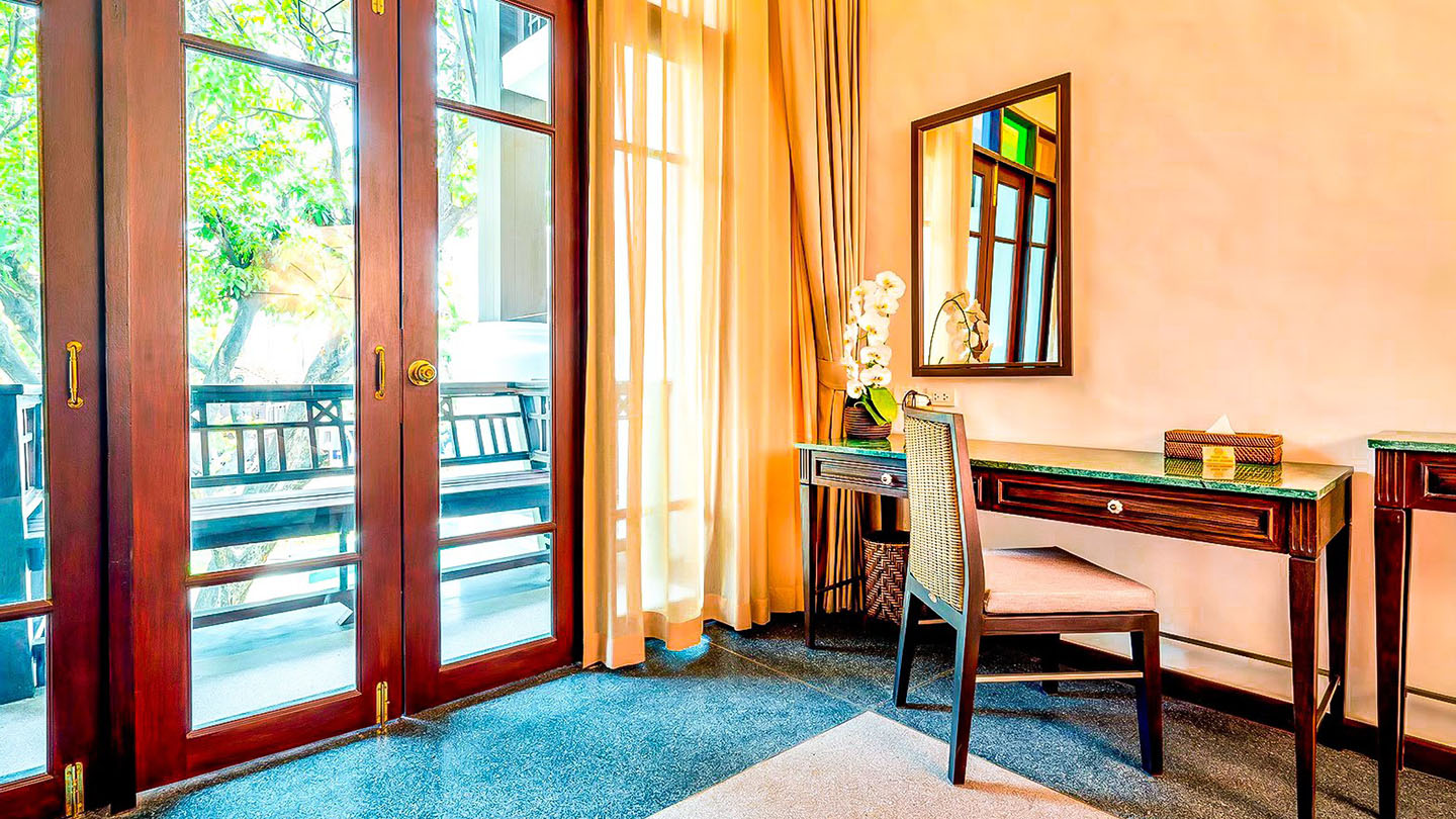 Grand Deluxe with Balcony (Corner room)